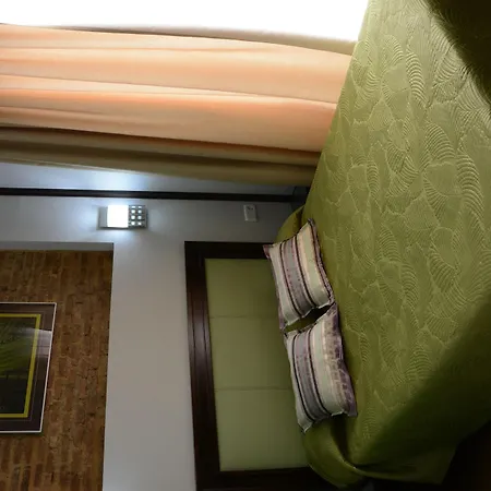 Hotel Y Doña Lola 2*