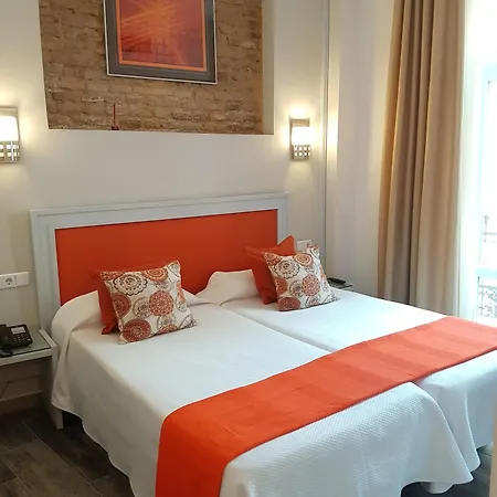 Y Dona Lola Otel