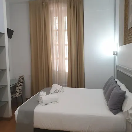Y Dona Lola Otel