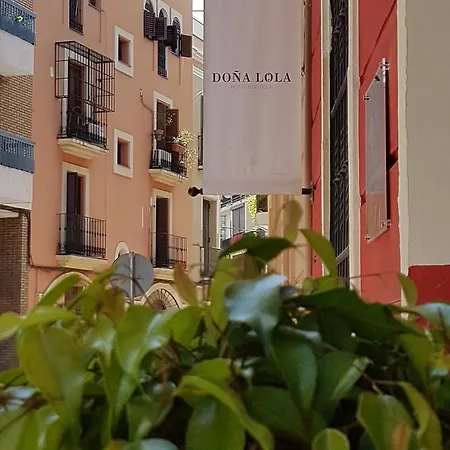 Y Dona Lola Otel